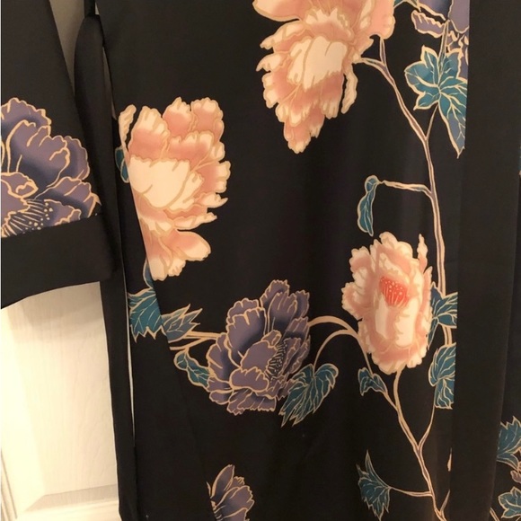 H&M Kimono Amazing add on to your wardrobe!! - Picture 4 of 10